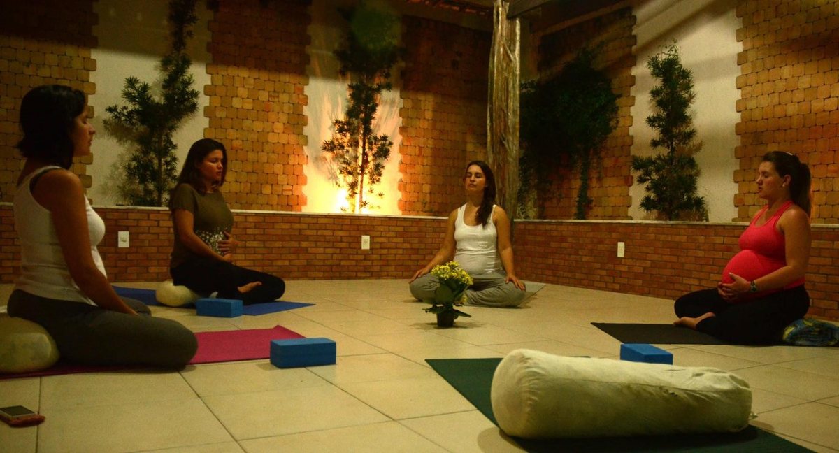 Uma aula de yoga suave com almofadas e rolos